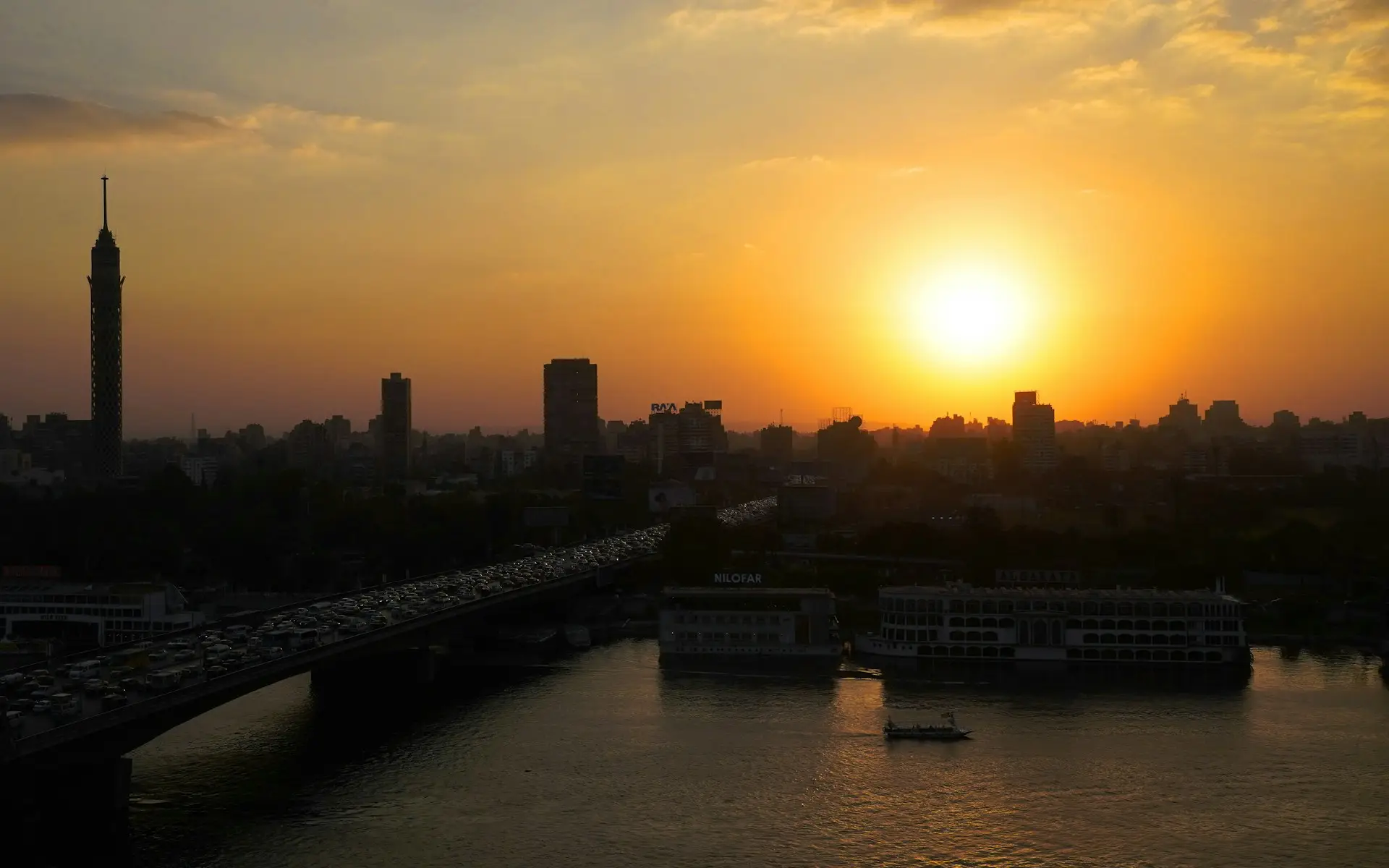 القاهرة وبرجها عند الغروب